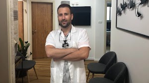 מרפאת שיניים בקניון קרית אונו ד''ר מונבז אורן רופא שיניים חירום Dental office place picture